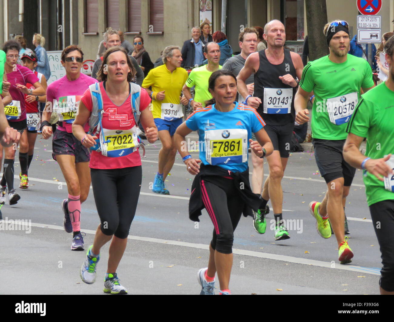 Maratona BMW di Berlino 2015: Corridori internazionali, folle di tifosi, porta di Brandeburgo e vivace atmosfera cittadina durante l'iconico evento sportivo Foto Stock