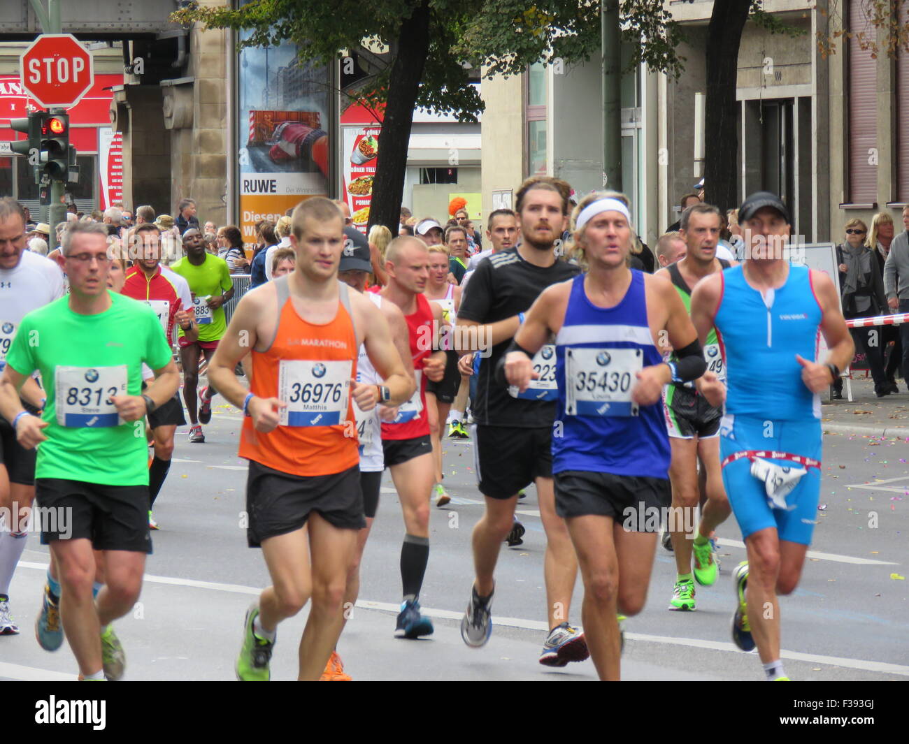 Maratona BMW di Berlino 2015: Corridori internazionali, folle di tifosi, porta di Brandeburgo e vivace atmosfera cittadina durante l'iconico evento sportivo Foto Stock