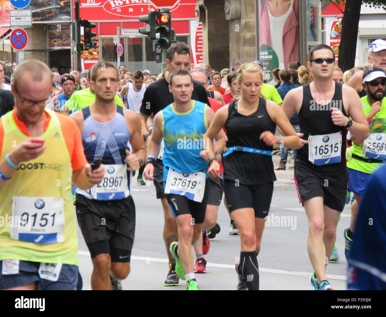 Maratona BMW di Berlino 2015: Corridori internazionali, folle di tifosi, porta di Brandeburgo e vivace atmosfera cittadina durante l'iconico evento sportivo Foto Stock