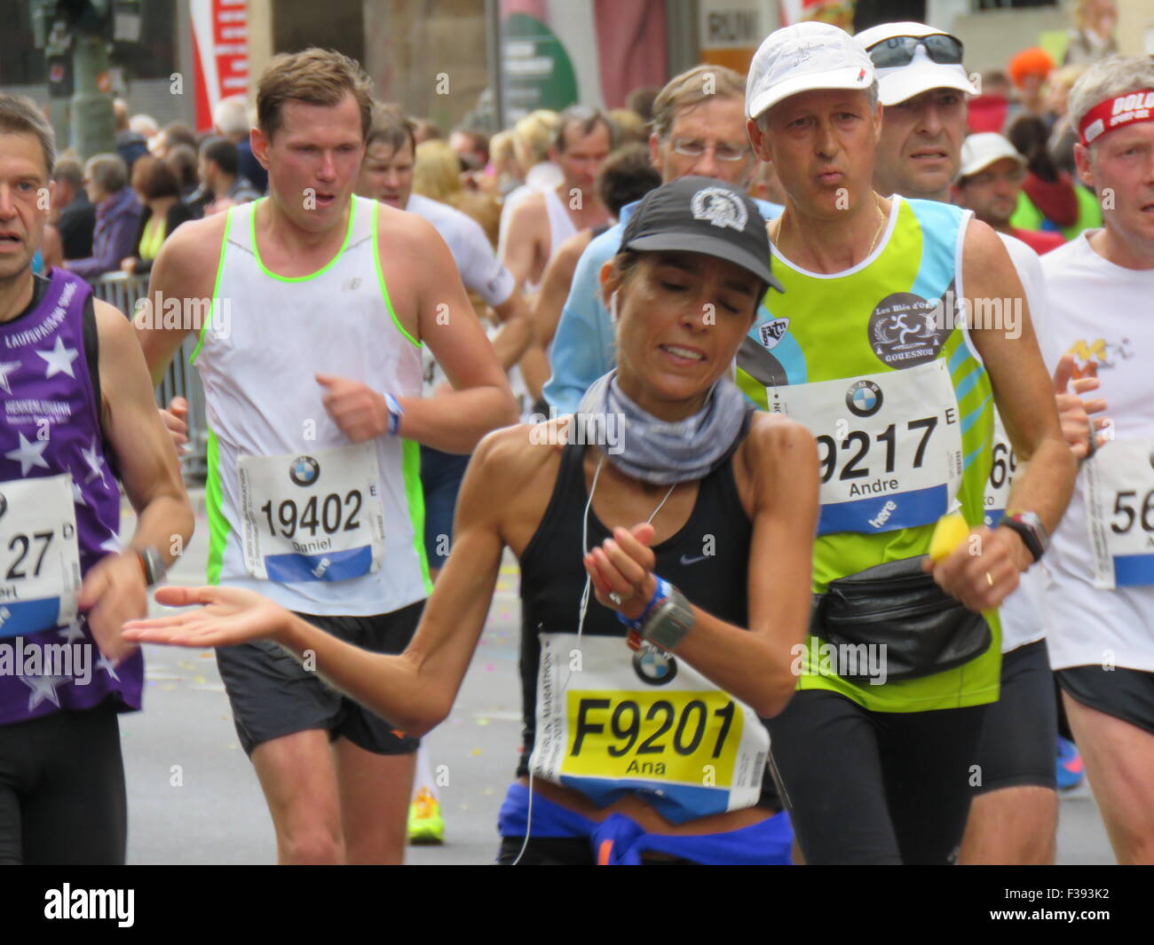 Maratona BMW di Berlino 2015: Corridori internazionali, folle di tifosi, porta di Brandeburgo e vivace atmosfera cittadina durante l'iconico evento sportivo Foto Stock