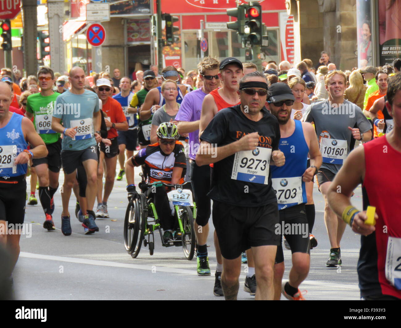 Maratona BMW di Berlino 2015: Corridori internazionali, folle di tifosi, porta di Brandeburgo e vivace atmosfera cittadina durante l'iconico evento sportivo Foto Stock