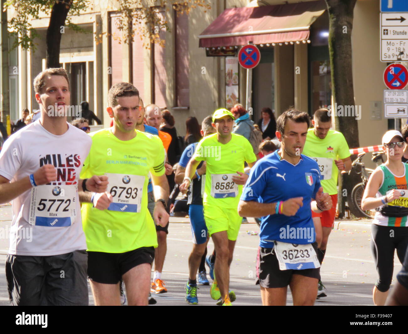 Maratona BMW di Berlino 2015: Corridori internazionali, folle di tifosi, porta di Brandeburgo e vivace atmosfera cittadina durante l'iconico evento sportivo Foto Stock