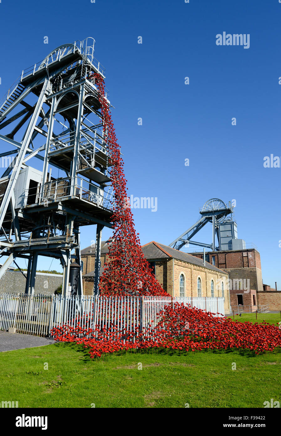 La finestra di pianto a Woodhorn da Paolo Cummins, artista e Tom Piper, designer Foto Stock