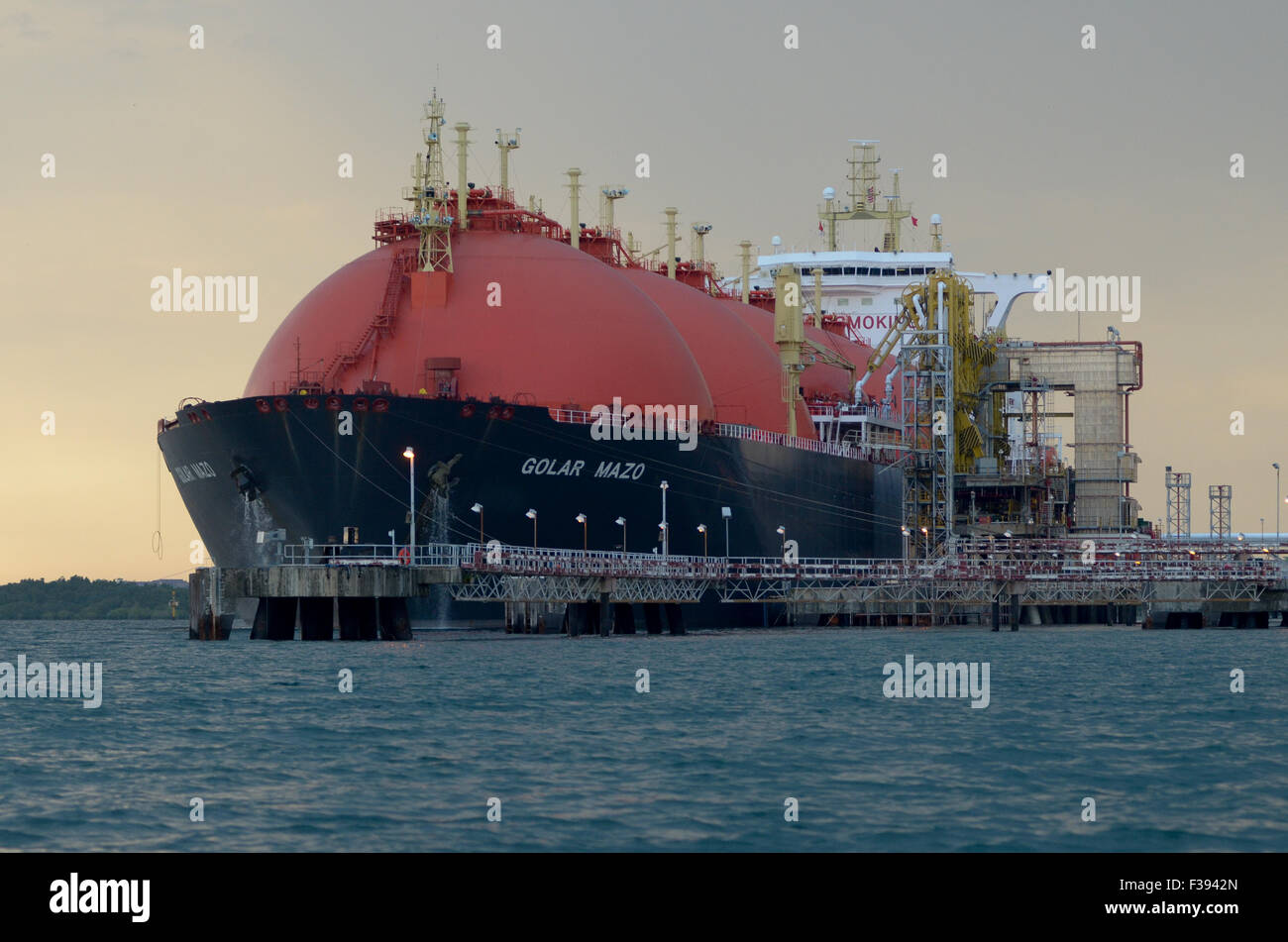 LNG nave, docking in porto terminale GNL stazione, per un massimo di gas di carico utilizzando il braccio di carico tubazione Foto Stock