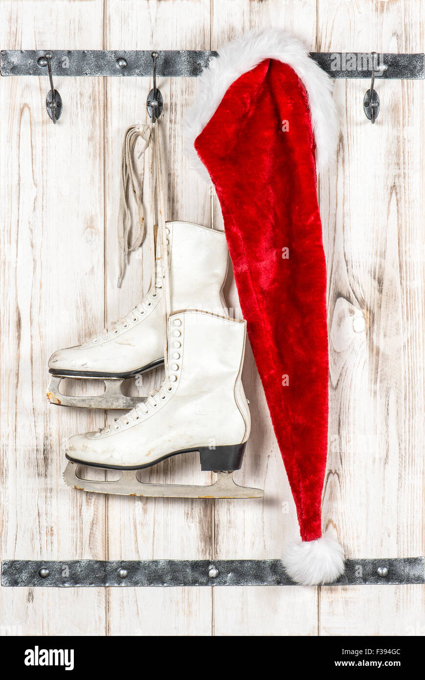 Babbi Natale di Red Hat e bianco pattini da ghiaccio. In stile vintage decorazione di Natale Foto Stock
