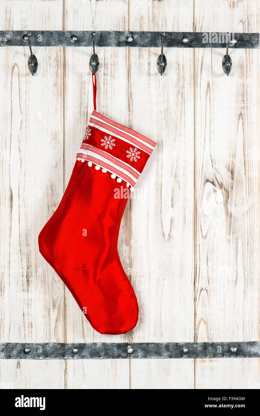 Calza di Natale. Calza rossa per i regali più vintage sfondo di legno Foto Stock