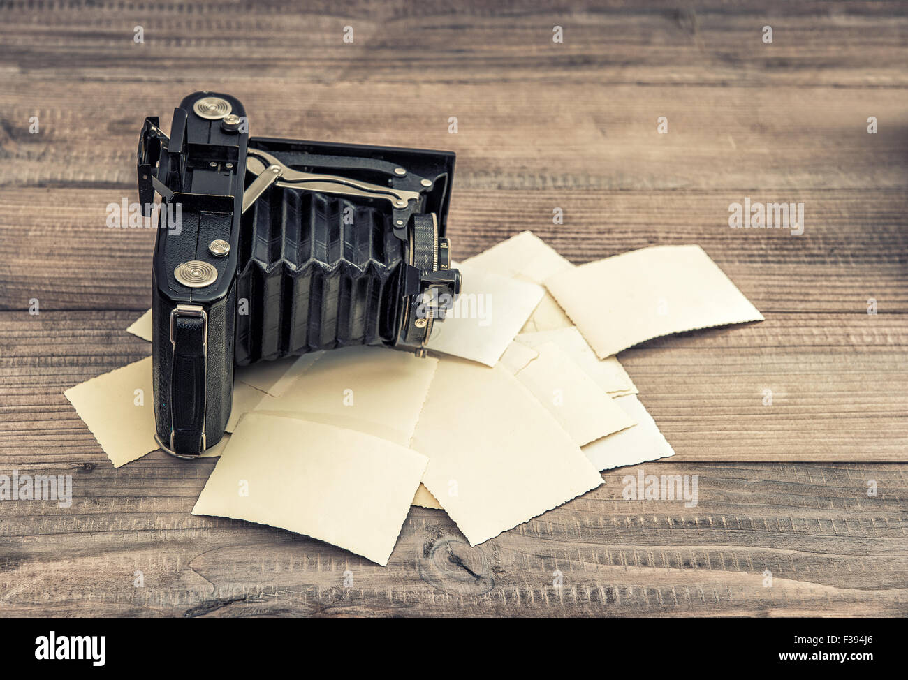 Telecamera di antiquariato e vecchie foto su sfondo di legno. Nostalgico ancora in vita. In stile retrò tonica foto Foto Stock