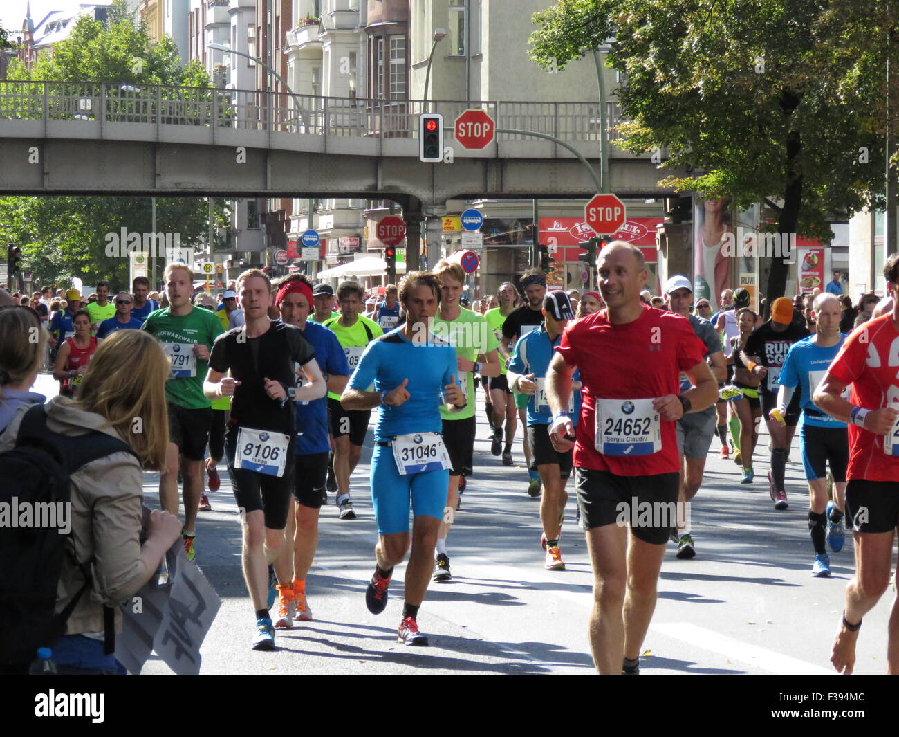 Maratona BMW di Berlino 2015: Corridori internazionali, folle di tifosi, porta di Brandeburgo e vivace atmosfera cittadina durante l'iconico evento sportivo Foto Stock