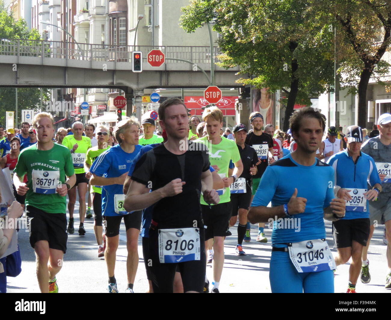 Maratona BMW di Berlino 2015: Corridori internazionali, folle di tifosi, porta di Brandeburgo e vivace atmosfera cittadina durante l'iconico evento sportivo Foto Stock
