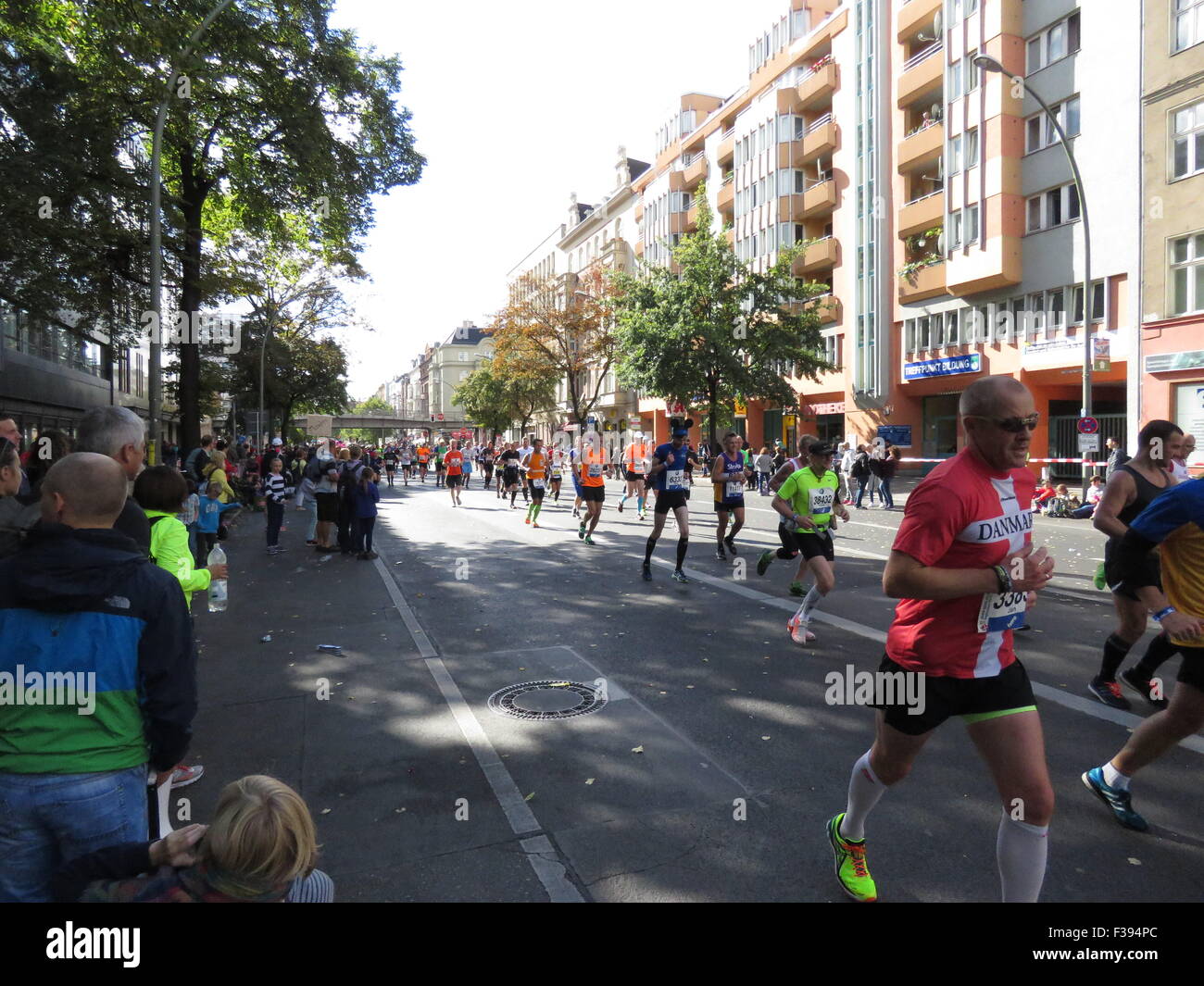 Maratona BMW di Berlino 2015: Corridori internazionali, folle di tifosi, porta di Brandeburgo e vivace atmosfera cittadina durante l'iconico evento sportivo Foto Stock