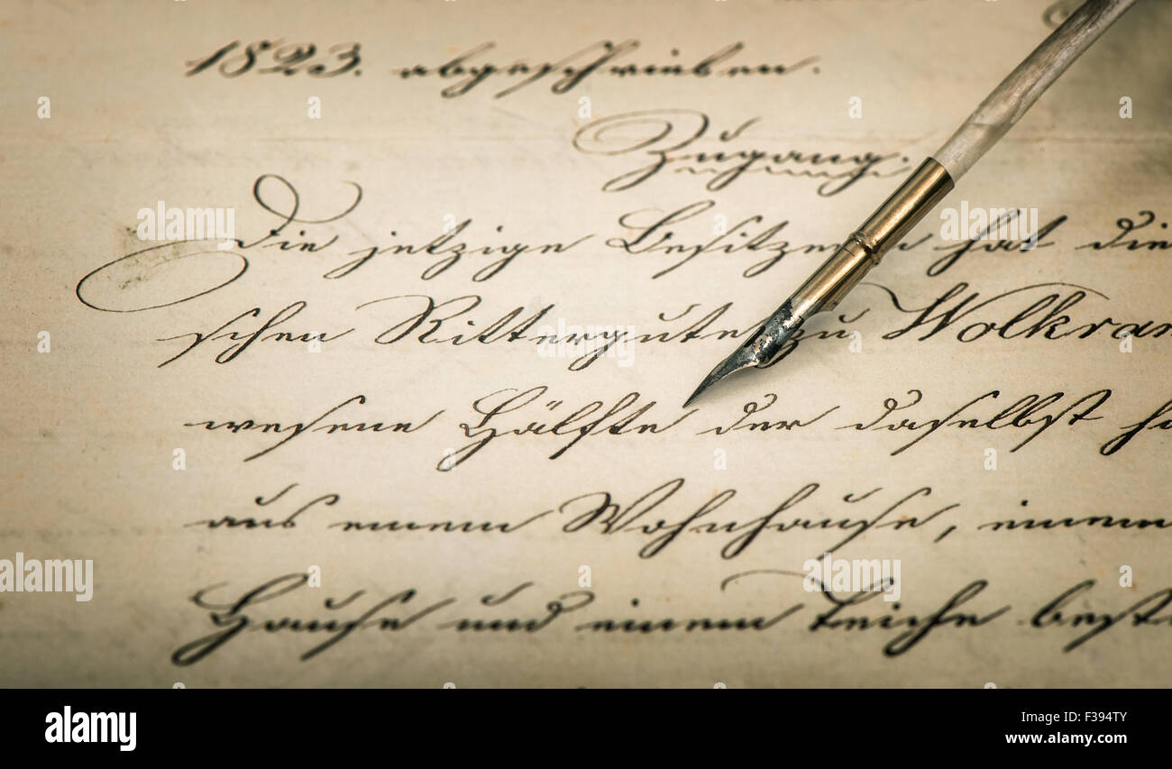 Vecchia lettera con calligrafica il testo scritto a mano e vintage inchiostro della penna. In stile retrò sfondo con vignette Foto Stock