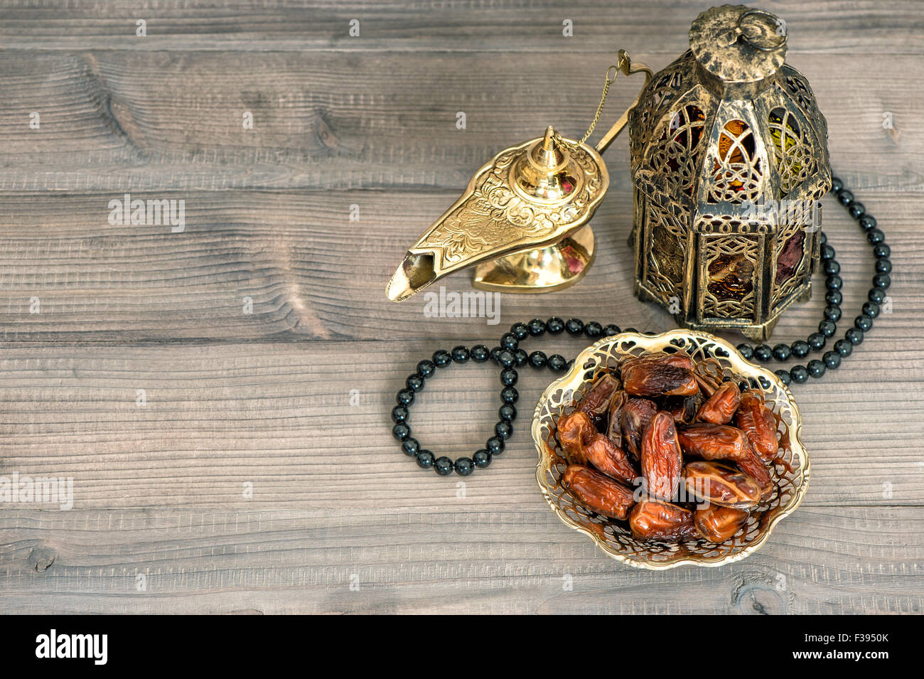 Date, arabian lanterna e Rosario. Eid Mubarak. Festività islamiche Foto Stock