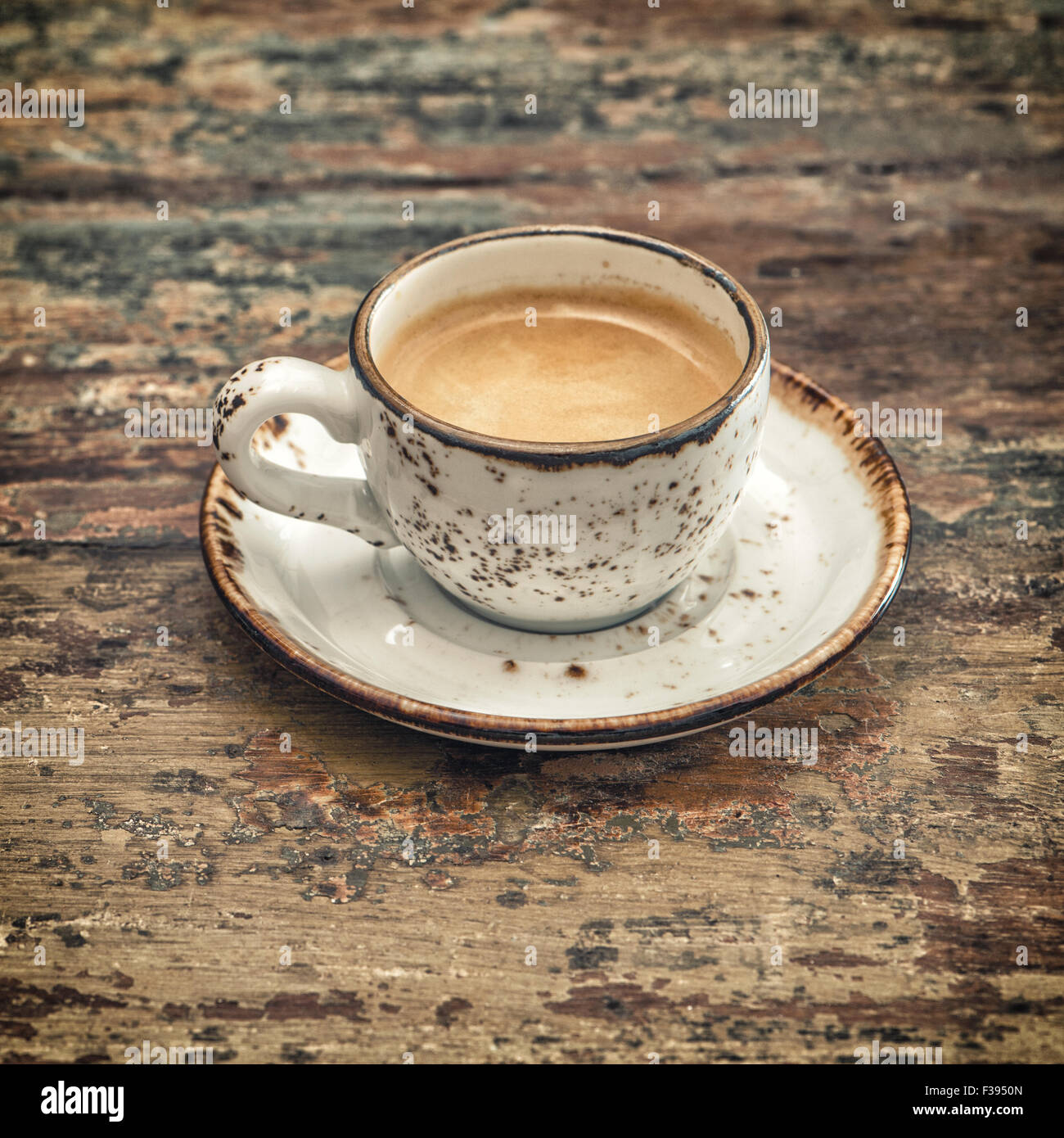 Il caffè nero su un tavolo di legno. In stile vintage ancora in vita. Retrò tonica foto Foto Stock