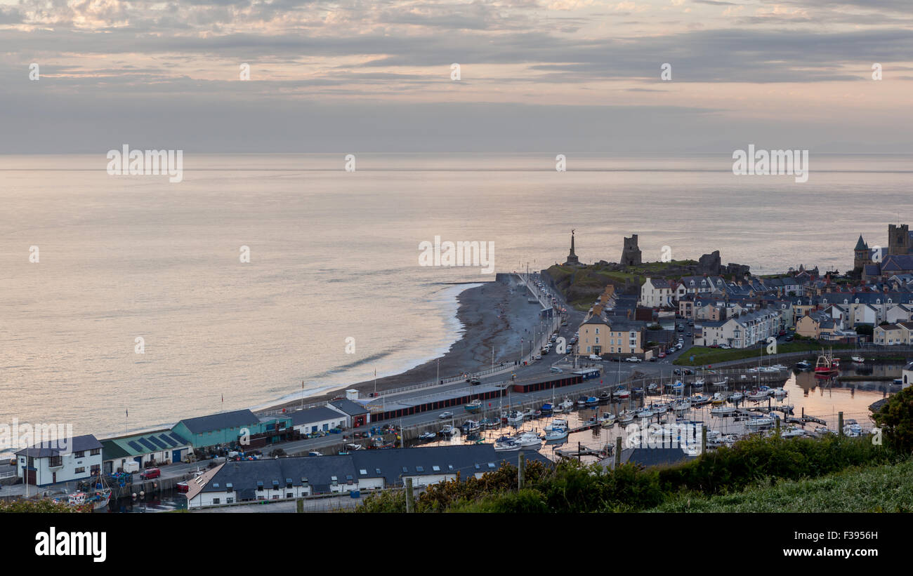 Affacciato Aberystwyth South Beach, le rovine del castello e del porto Foto Stock