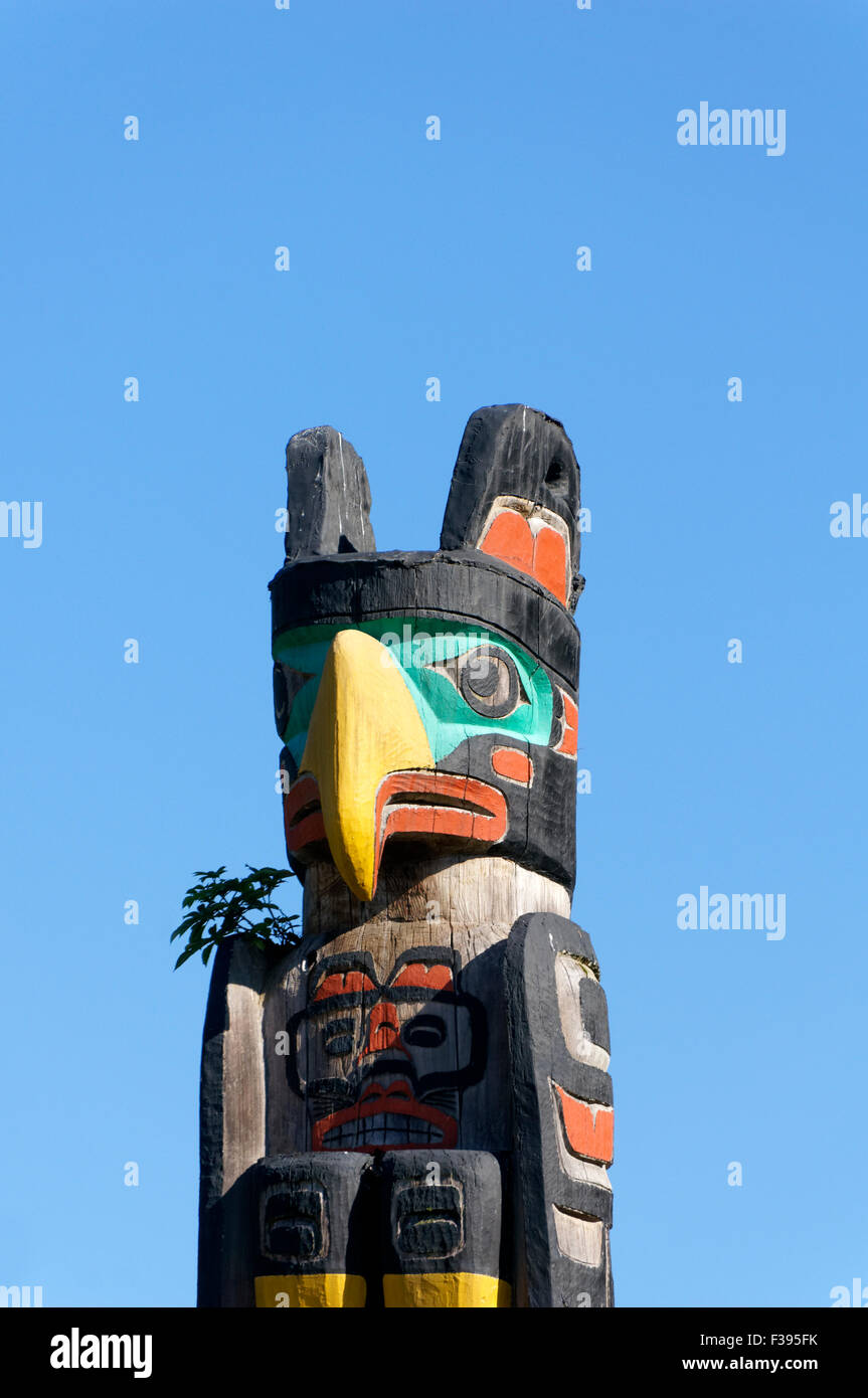Dipinto di west coast Prime Nazioni del totem pole a Brockton Point in Stanley Park, Vancouver, BC, Canada Foto Stock