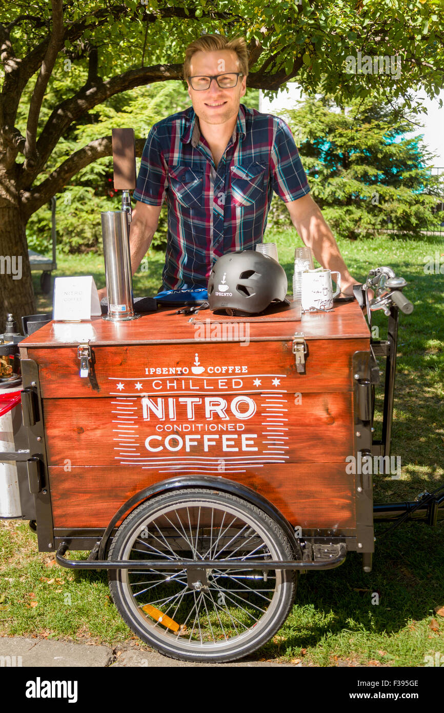 Nitro refrigerate stand di caffè in un mercato degli agricoltori in Wicker Park il 2 agosto 2015 a Chicago, Illinois, Stati Uniti d'America Foto Stock