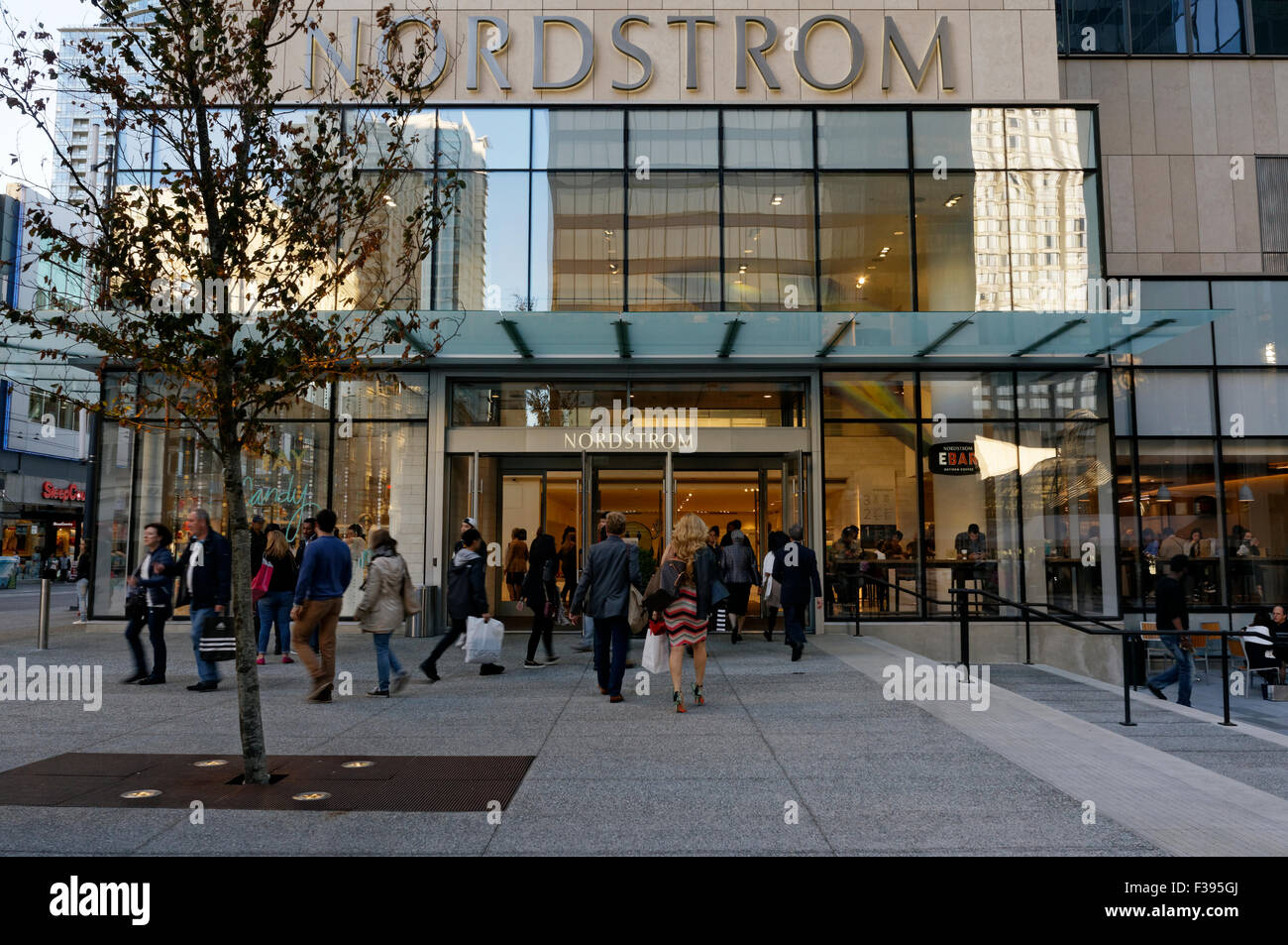 Le persone che entrano nel nuovo Nordstrom Department Store in Vancouver, BC, Canada Foto Stock