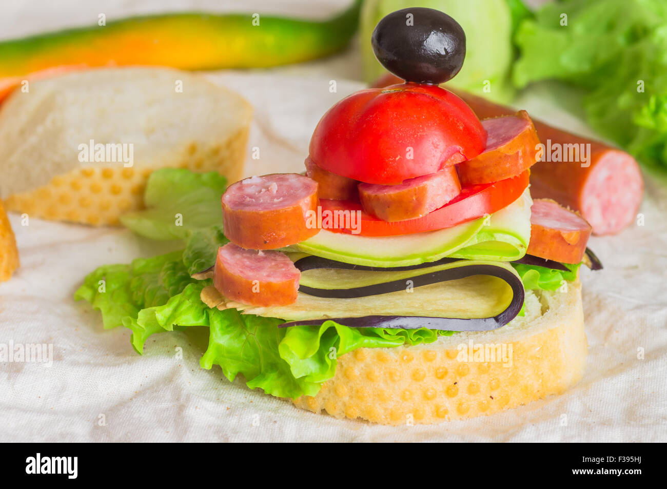Antipasto di sandwich con salsiccia affumicata e verdure Foto Stock