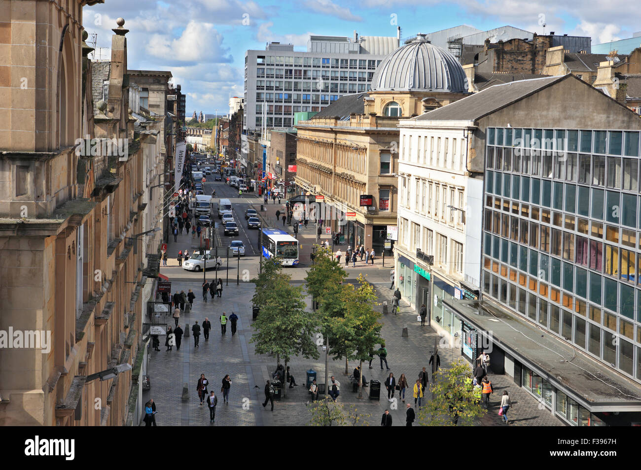 Vista guardando verso ovest lungo Sauchiehall Street, Glasgow che mostra un mix di architetture da Victoria edifici di strutture moderne. Foto Stock