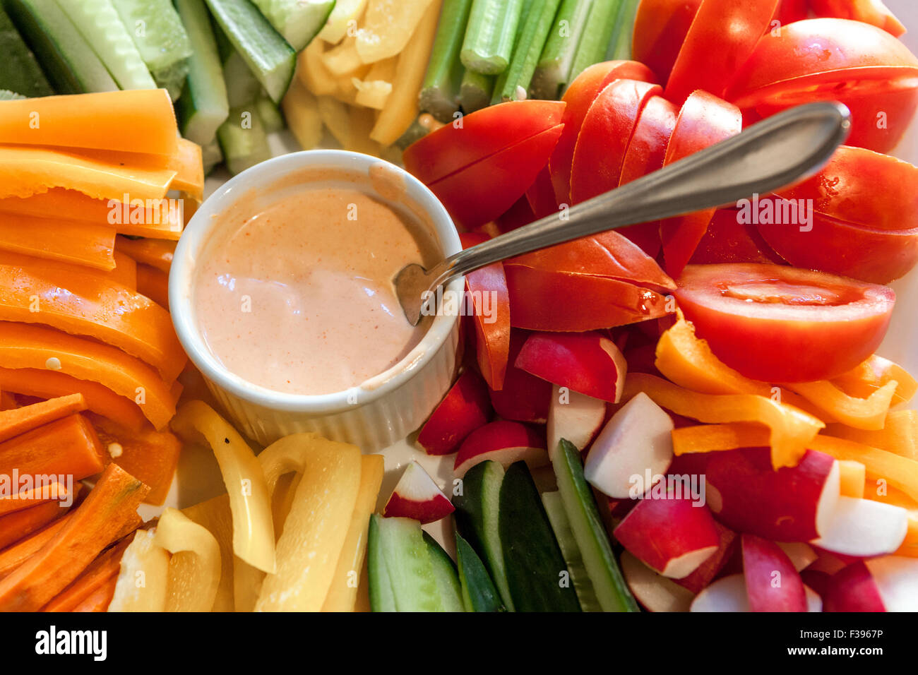 Medicazione e verdure, buffet di insalata, Foto Stock