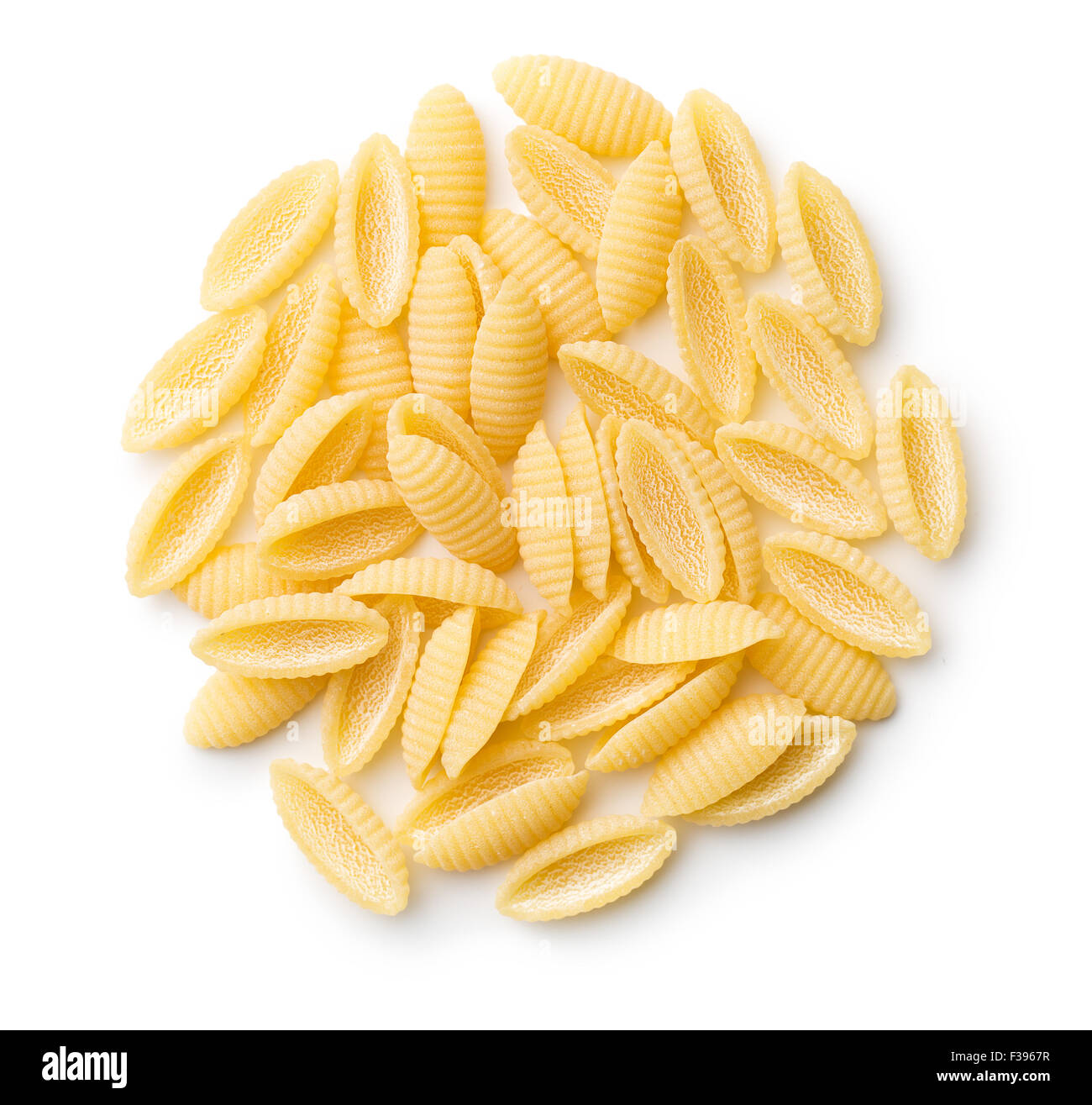 Non cotti pasta italiana su sfondo bianco Foto Stock