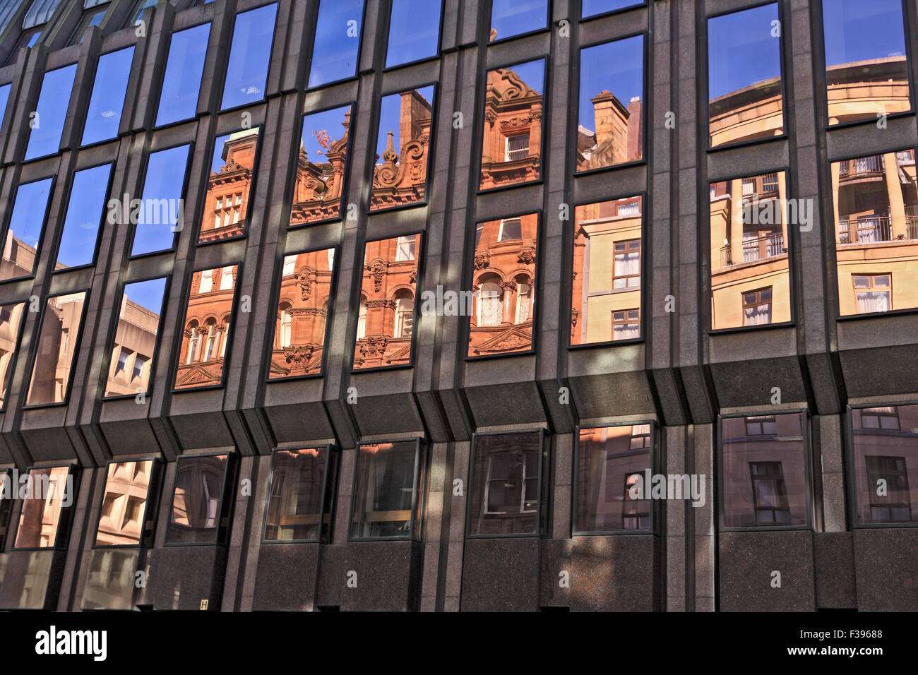 La riflessione in un edificio che mostra vari edificio architettonico stili nel centro della città di Glasgow, Scozia Foto Stock
