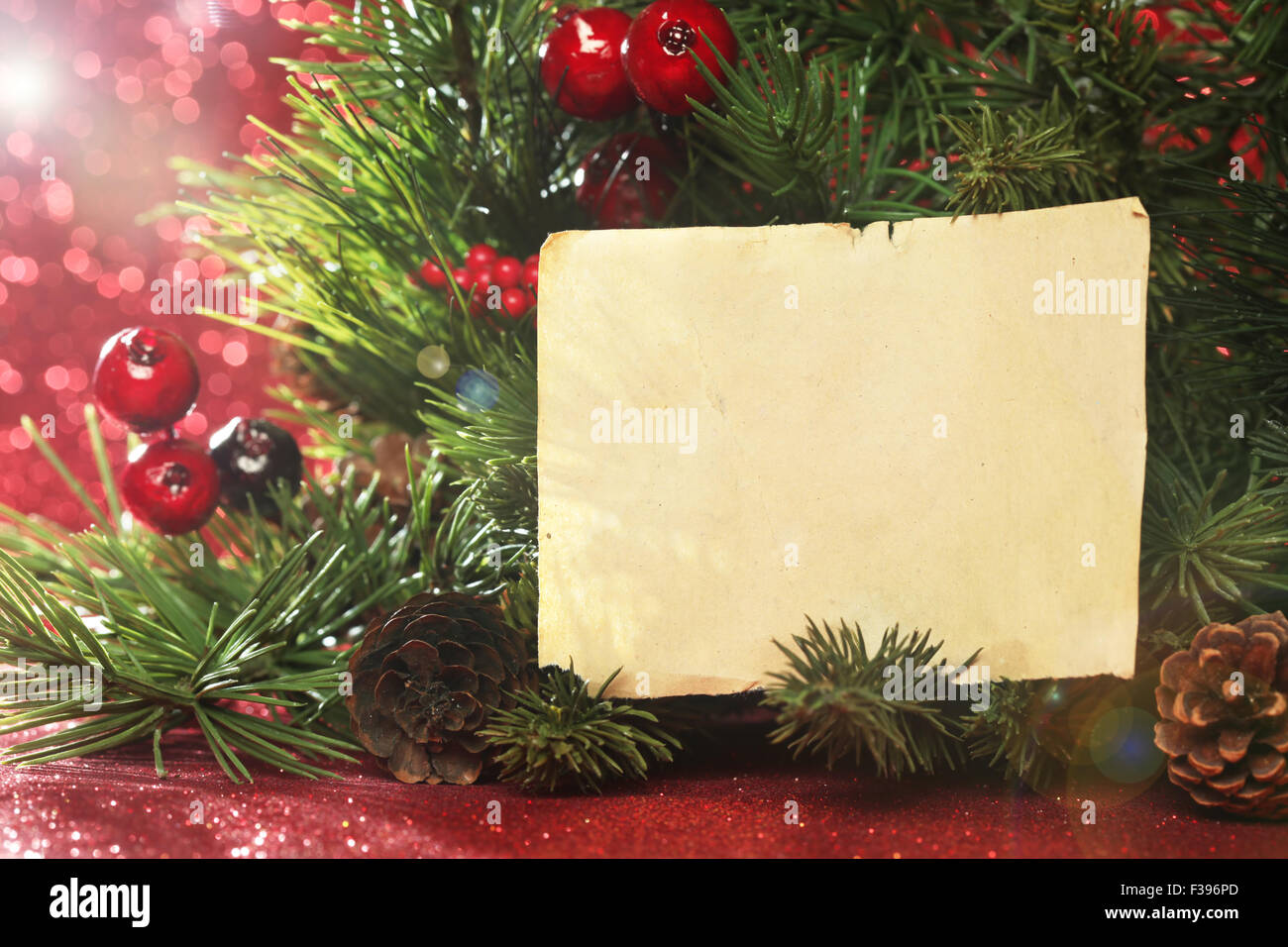 Albero di natale con banches Nota vuota Foto Stock