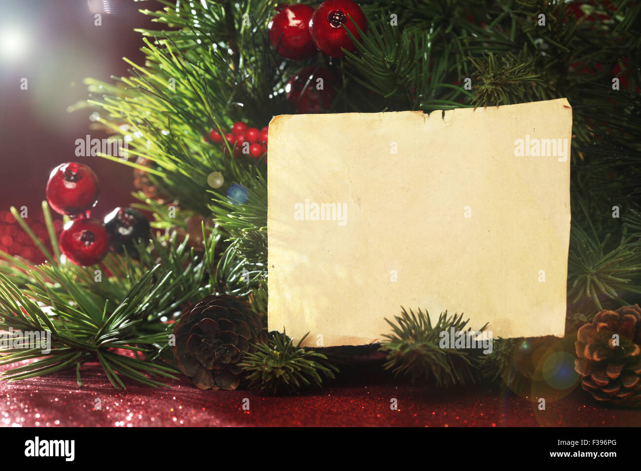 Albero di natale con banches Nota vuota Foto Stock