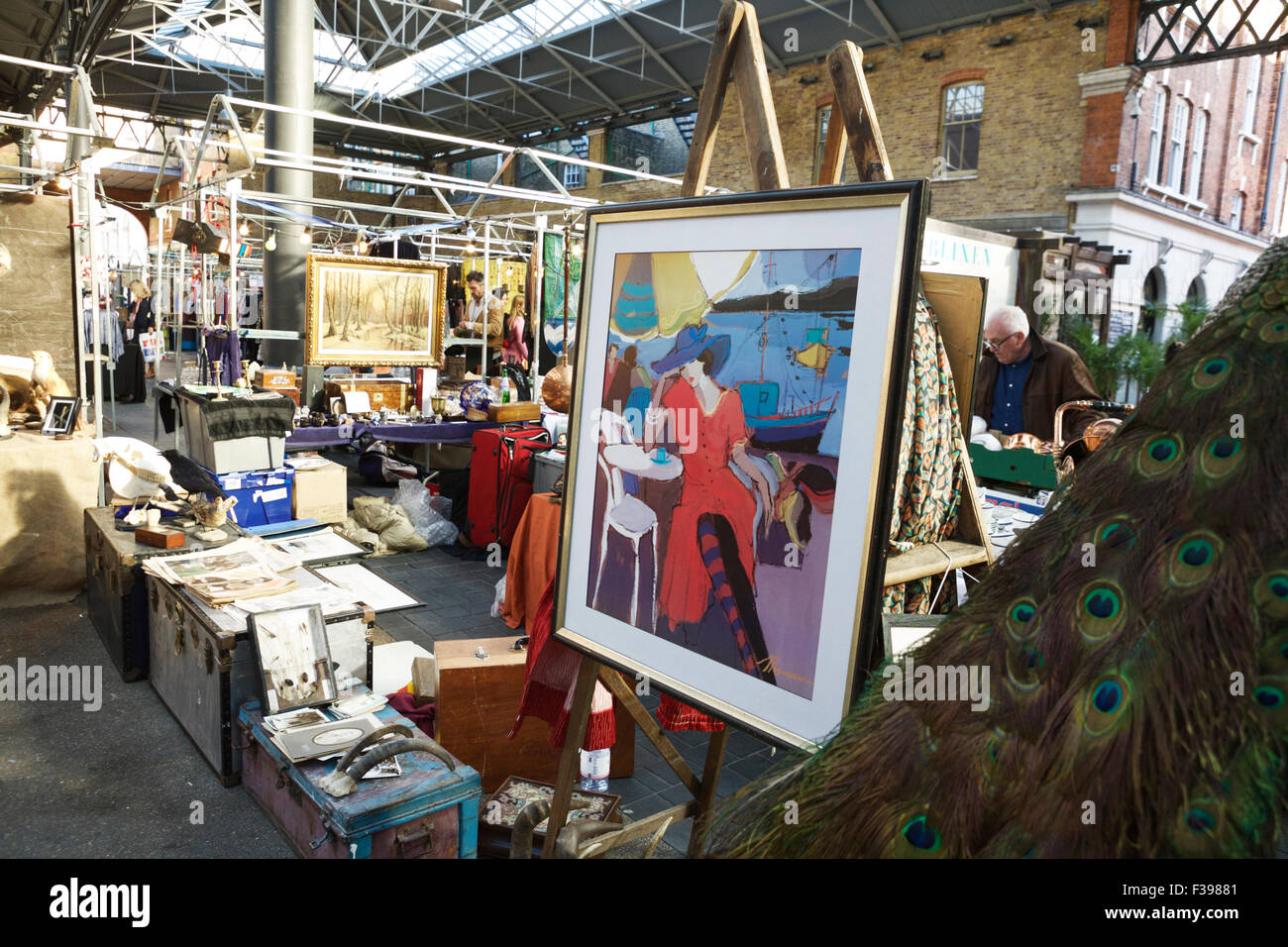 Il mercato di antiquariato al giorno, a Spitalfields Market di Londra, Inghilterra, Regno Unito. Foto Stock