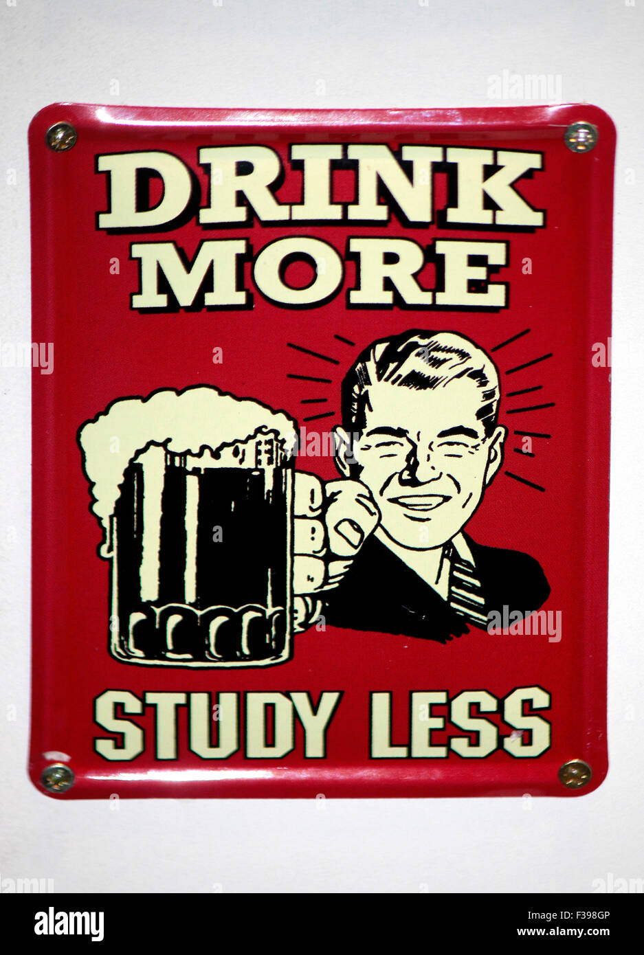 Das Logo der Marke 'Drink più Studio Meno', Berlino. Foto Stock