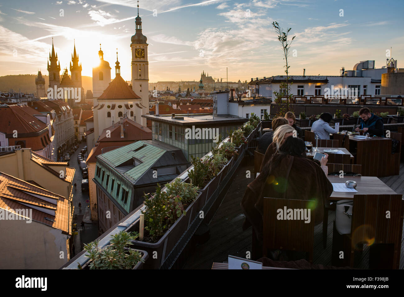 T-ANKER ristorante sul tetto od Kotva con assolutamente incredibili vedute della città vecchia di Praga, Repubblica Ceca Foto Stock