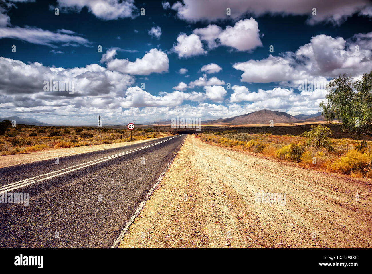 Superstrada in area selvaggia, autobahn in campagna, segno del limite di velocità, auto viaggi in Sud Africa Foto Stock