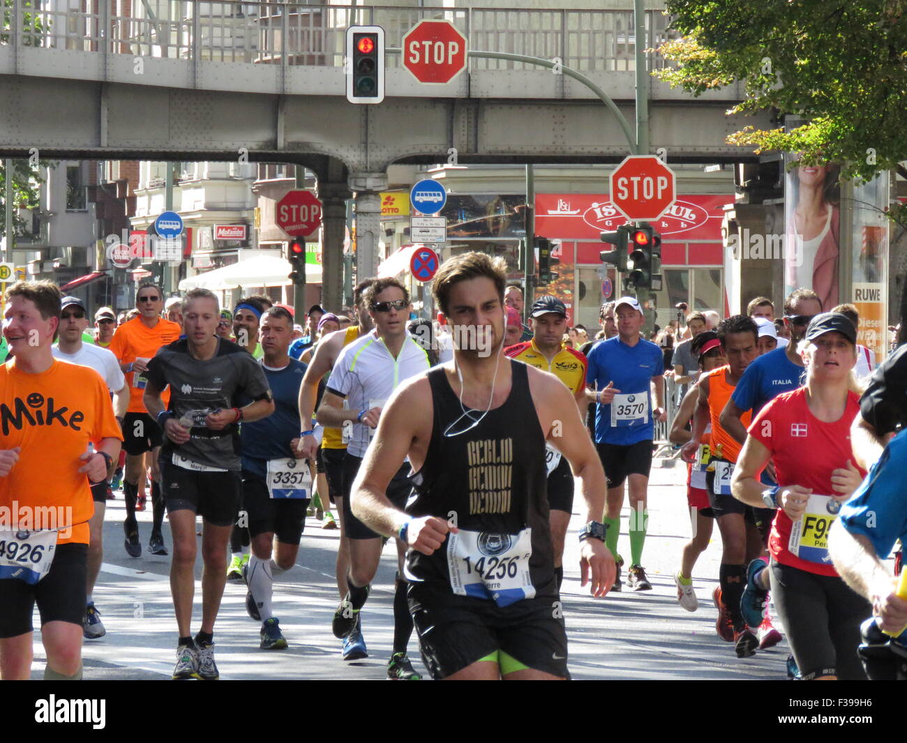 Maratona BMW di Berlino 2015: Corridori internazionali, folle di tifosi, porta di Brandeburgo e vivace atmosfera cittadina durante l'iconico evento sportivo Foto Stock