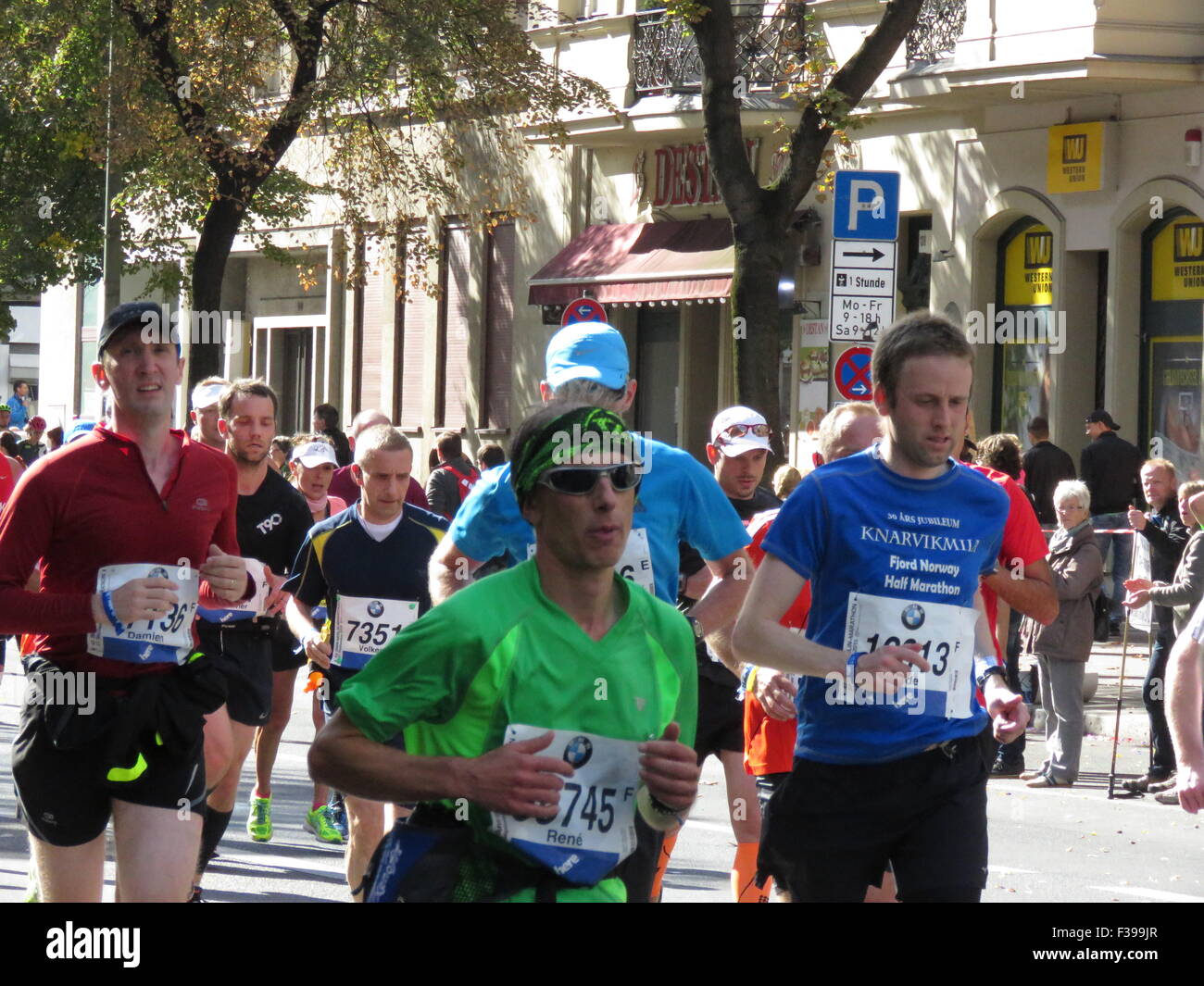 Maratona BMW di Berlino 2015: Corridori internazionali, folle di tifosi, porta di Brandeburgo e vivace atmosfera cittadina durante l'iconico evento sportivo Foto Stock