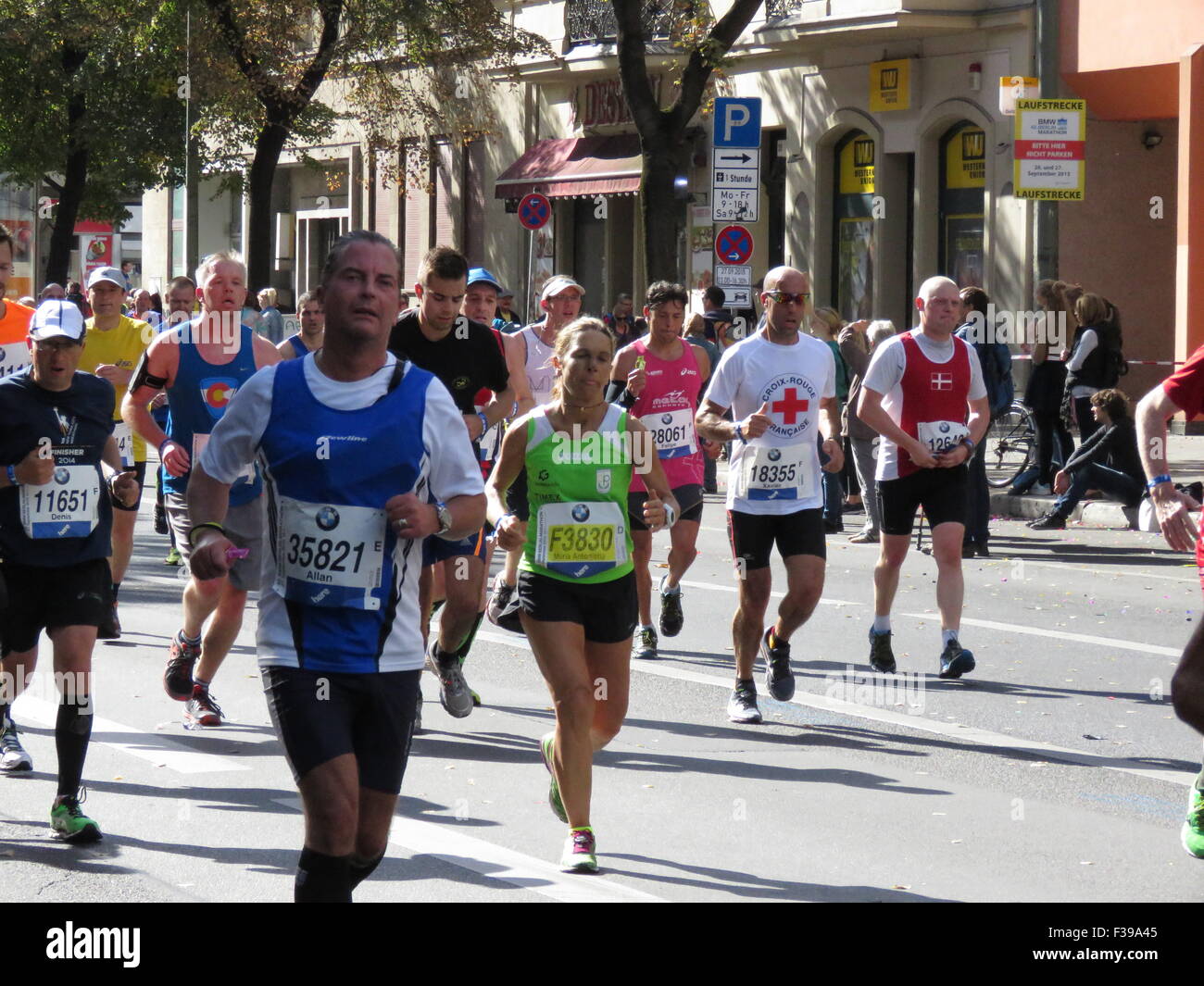 Maratona BMW di Berlino 2015: Corridori internazionali, folle di tifosi, porta di Brandeburgo e vivace atmosfera cittadina durante l'iconico evento sportivo Foto Stock
