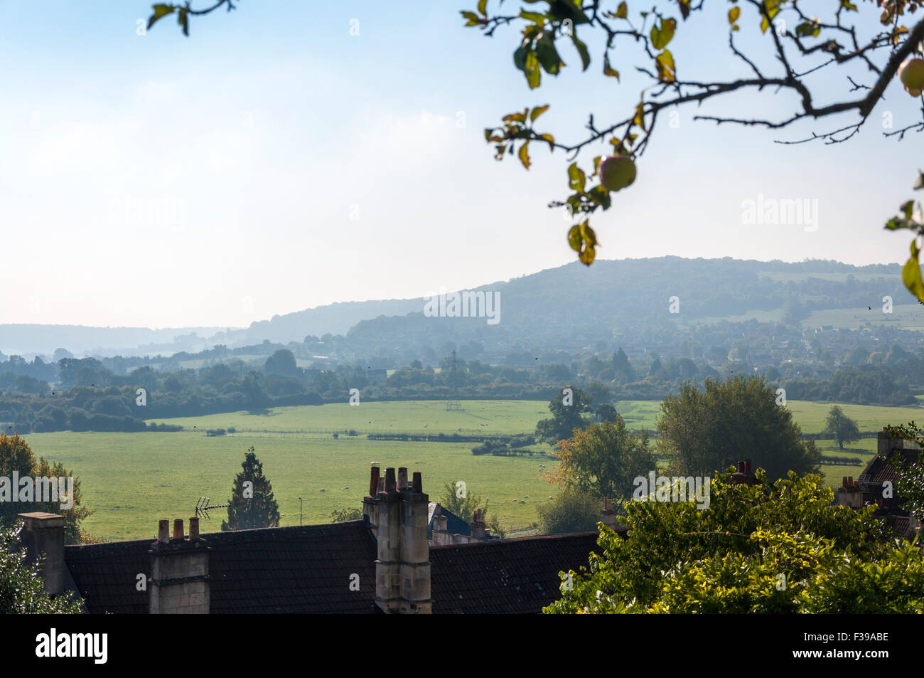 Bathampton, Somerset, Regno Unito. Il 2 ottobre, 2015. Una vista attraverso acqua Bathampton prati - da sinistra a destra nel centro. Vasca da bagno e il nord-est Somerset consiglio - Pattini - hanno proposto il sito per un nuovo Parcheggio di Interscambio Autosilo a est della città di Bath. Vi è una considerevole opposizione alla proposta degli ambientalisti e degli abitanti locali. Credito: Richard Wayman/Alamy Live News Foto Stock