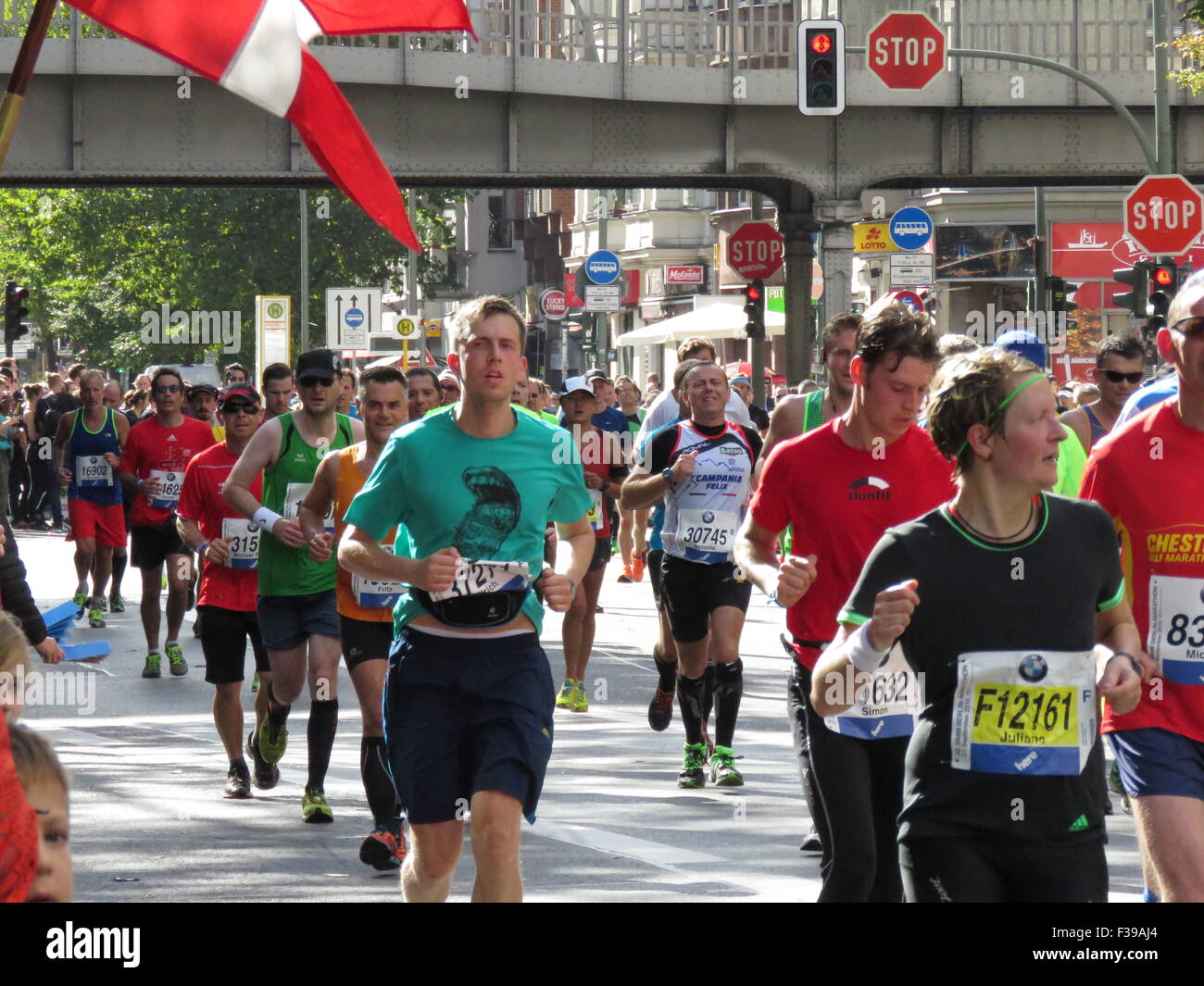 Maratona BMW di Berlino 2015: Corridori internazionali, folle di tifosi, porta di Brandeburgo e vivace atmosfera cittadina durante l'iconico evento sportivo Foto Stock