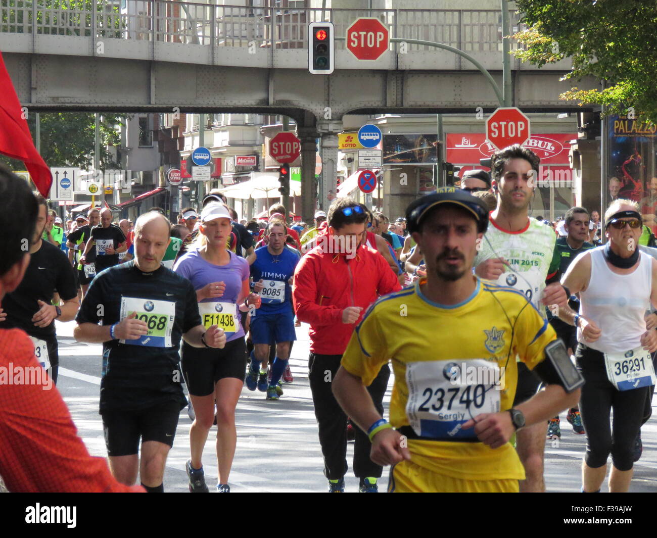 Maratona BMW di Berlino 2015: Corridori internazionali, folle di tifosi, porta di Brandeburgo e vivace atmosfera cittadina durante l'iconico evento sportivo Foto Stock
