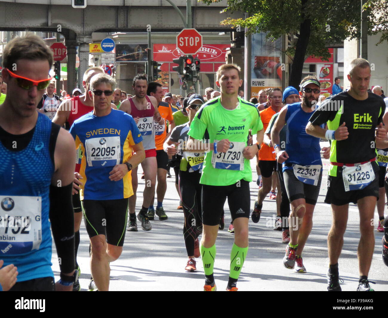 Maratona BMW di Berlino 2015: Corridori internazionali, folle di tifosi, porta di Brandeburgo e vivace atmosfera cittadina durante l'iconico evento sportivo Foto Stock
