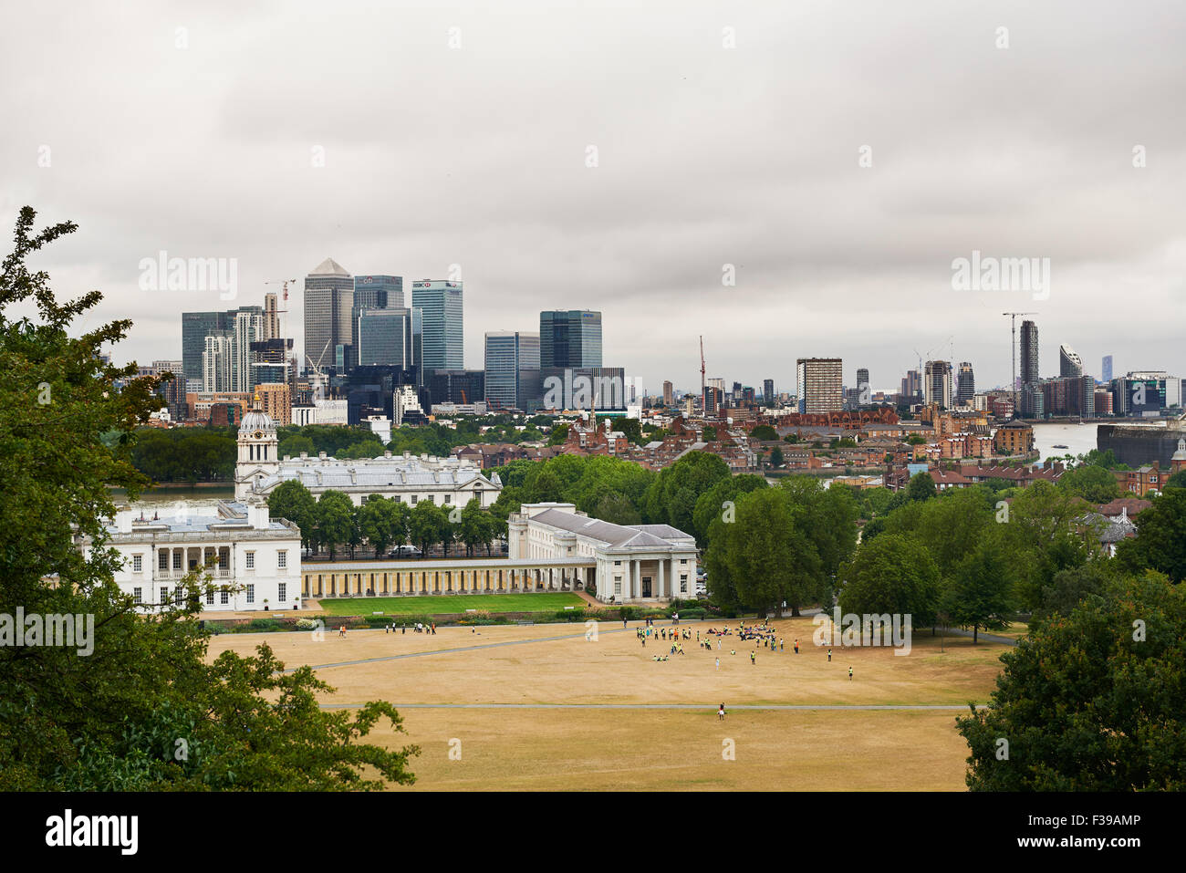 Canary Wharf e la Old Royal Naval College vista dal Royal Observatory, Greenwich, London, Regno Unito Foto Stock