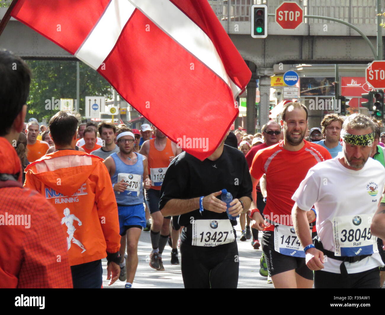 Maratona BMW di Berlino 2015: Corridori internazionali, folle di tifosi, porta di Brandeburgo e vivace atmosfera cittadina durante l'iconico evento sportivo Foto Stock