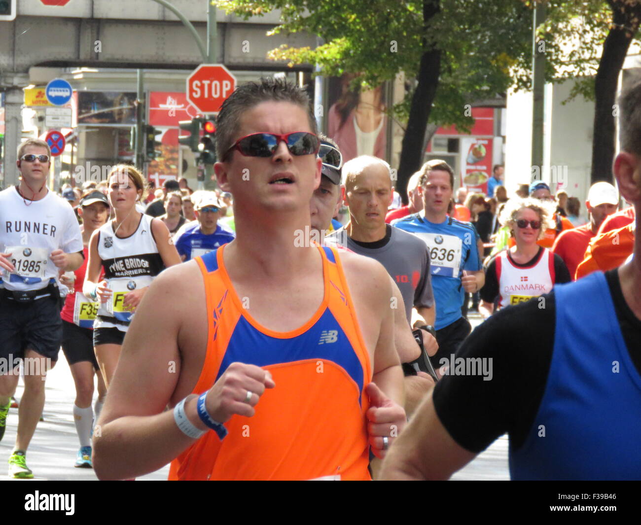 Maratona BMW di Berlino 2015: Corridori internazionali, folle di tifosi, porta di Brandeburgo e vivace atmosfera cittadina durante l'iconico evento sportivo Foto Stock