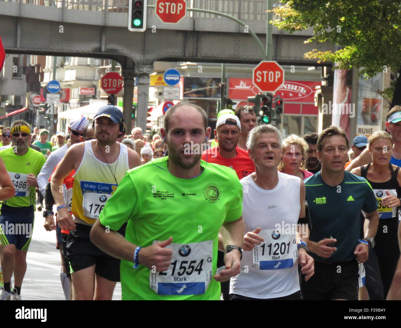 Maratona BMW di Berlino 2015: Corridori internazionali, folle di tifosi, porta di Brandeburgo e vivace atmosfera cittadina durante l'iconico evento sportivo Foto Stock