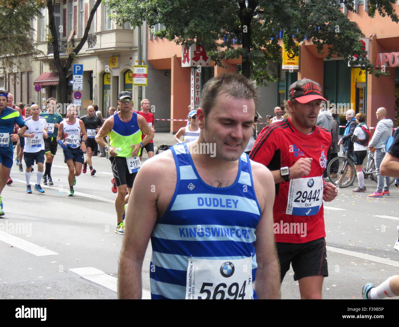 Maratona BMW di Berlino 2015: Corridori internazionali, folle di tifosi, porta di Brandeburgo e vivace atmosfera cittadina durante l'iconico evento sportivo Foto Stock