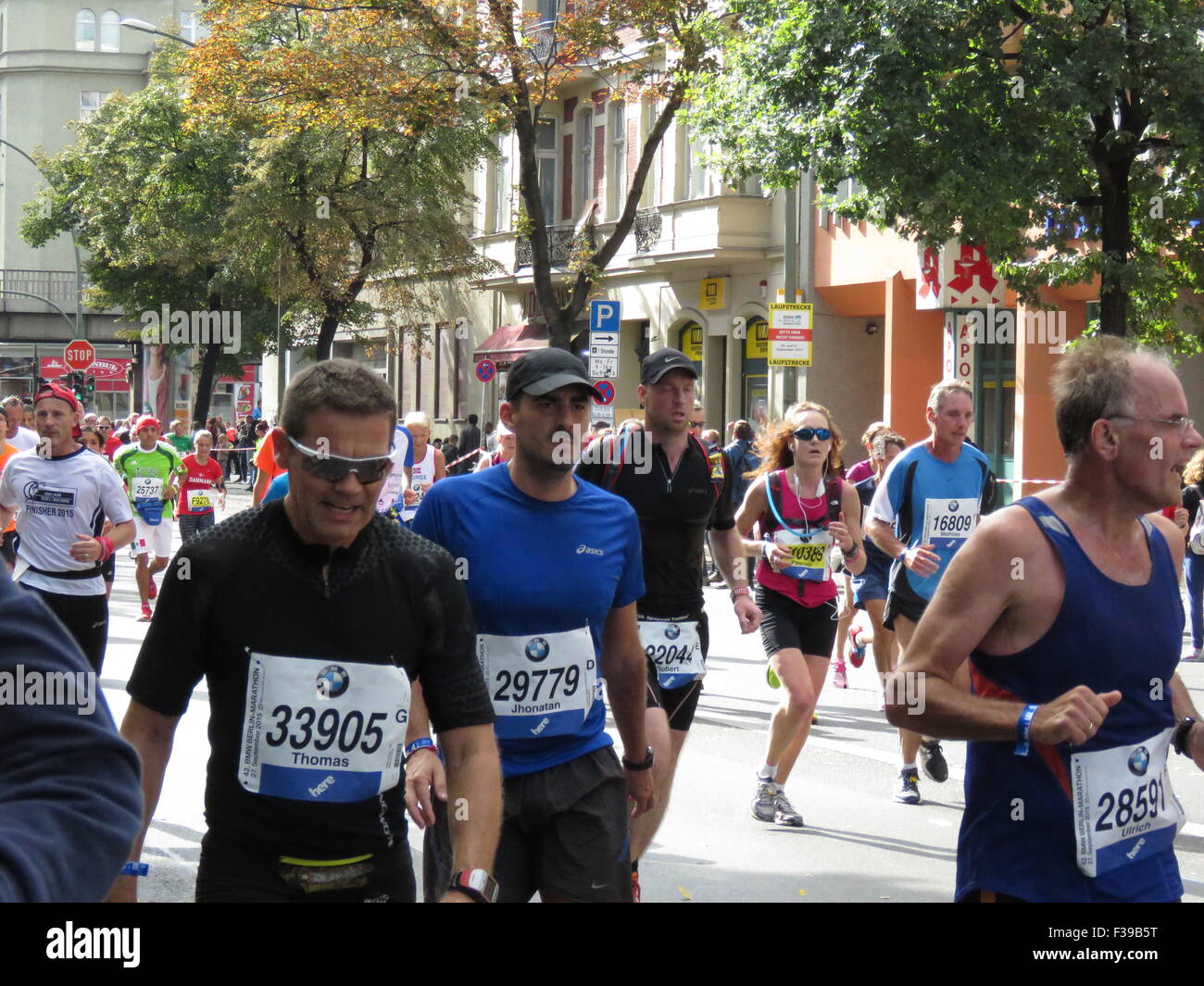 Maratona BMW di Berlino 2015: Corridori internazionali, folle di tifosi, porta di Brandeburgo e vivace atmosfera cittadina durante l'iconico evento sportivo Foto Stock