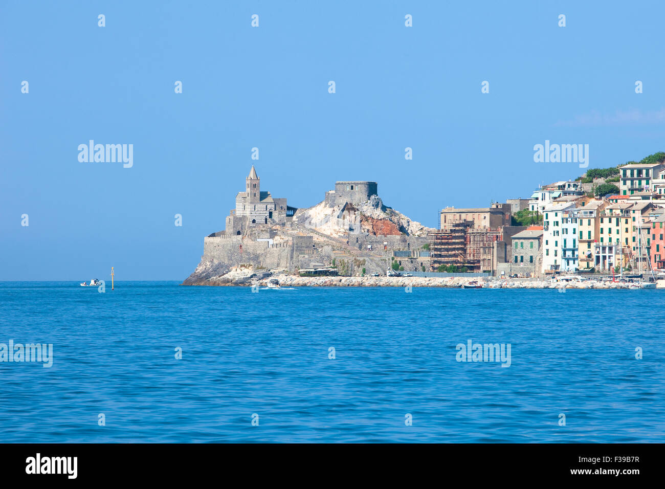 In Italia, la Liguria, La Spezia, Golfo dei Poeti, Portovenere, la chiesa di San Pietro. Foto Stock