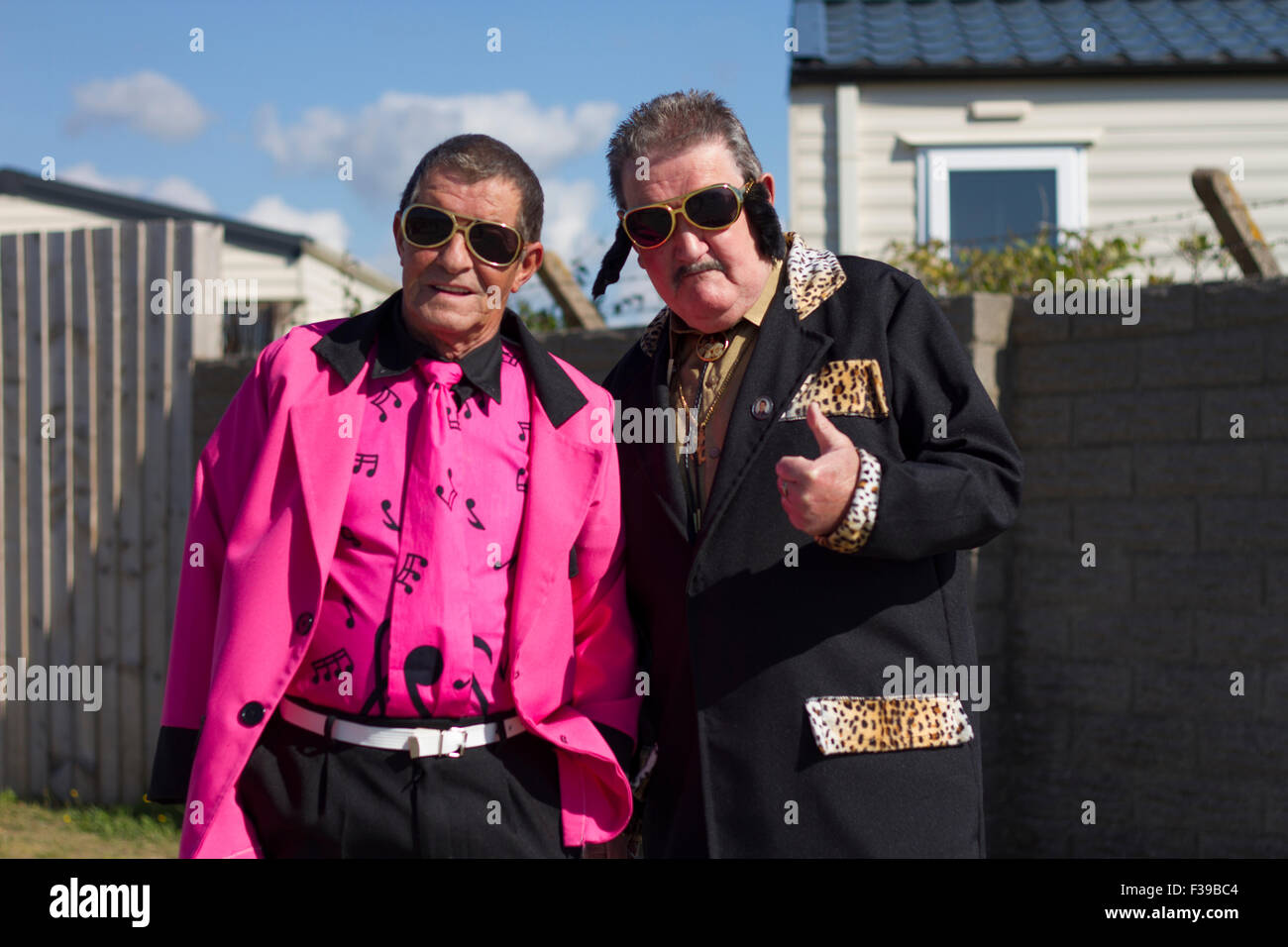 Due amici da Swansea godere dell'International Festival di Elvis, tenutosi a Porthcawl, Galles del Sud Foto Stock