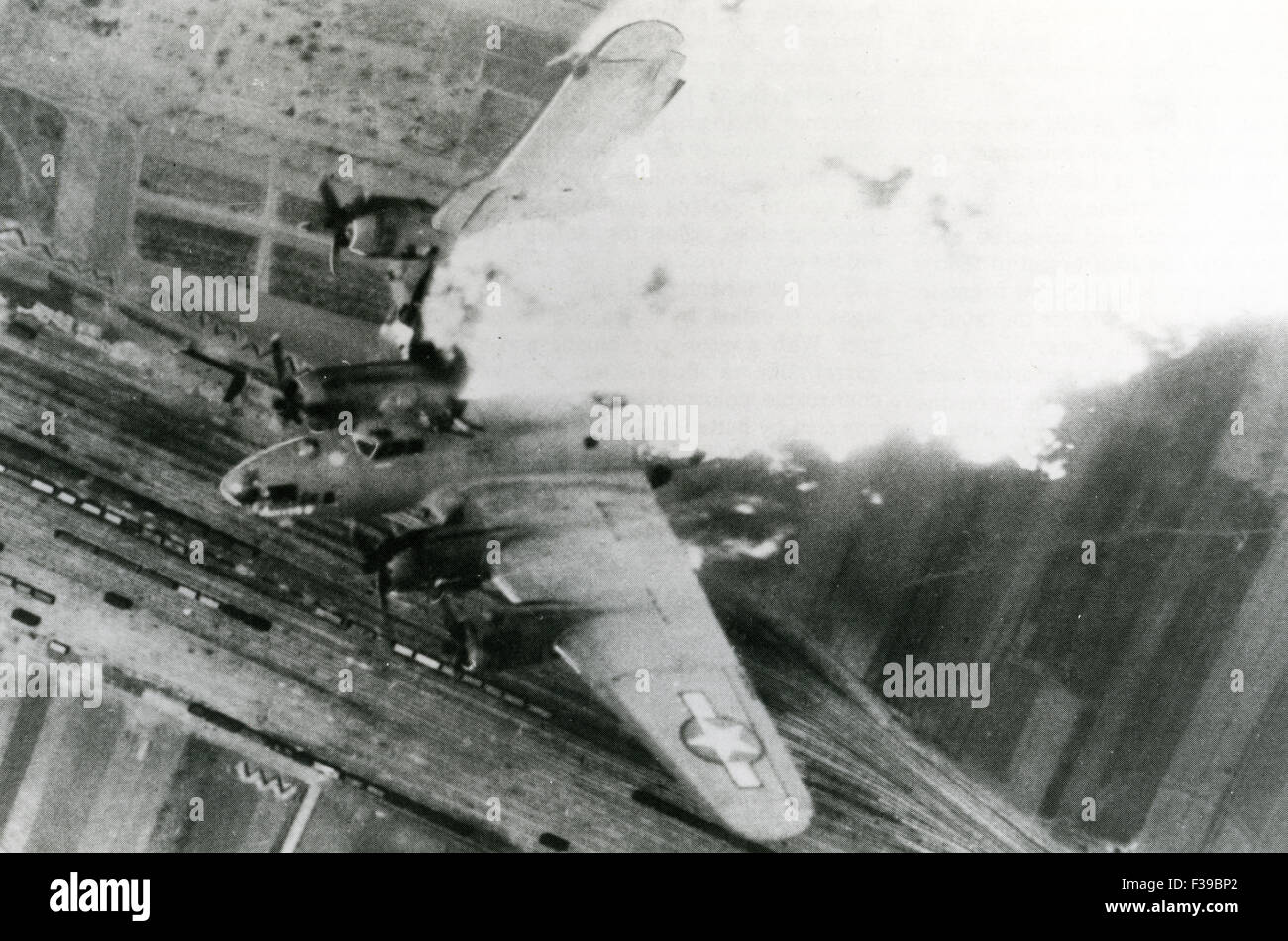 BOEING B-17 Flying Fortress è abbattuto durante un raid sulla Germania Foto  stock - Alamy