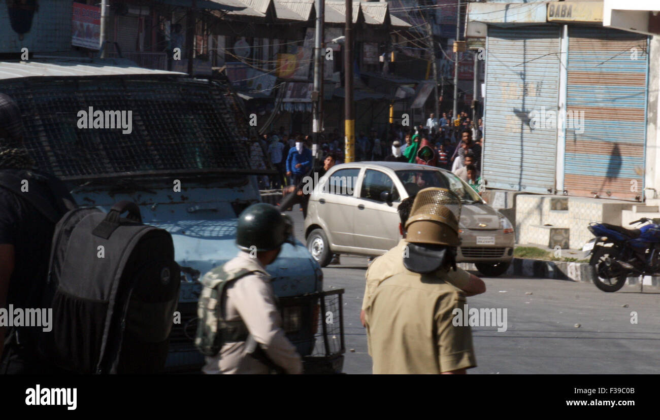 Srinagar, Indiano Kashmir amministrato. Il 2 ottobre, 2015.contestatori del Kashmir scagliate pietre sulla città vecchia di Nowhatta durante gli scontri scoppiati subito dopo la preghiera di mezzogiorno la gioventù assemblati vicino l'irrequieta Nowhatta square e scagliate pietre all'posse la polizia indiana , manifestanti hanno affermato che la polizia avrebbe trattenuto molti giovani dall'area Credito: Sofi Suhail/Alamy Live News Foto Stock