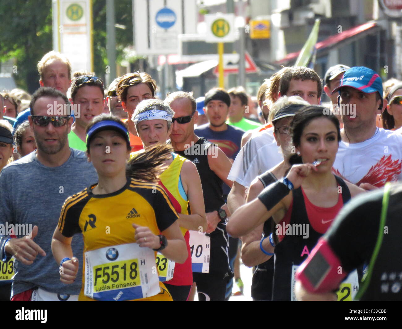 Maratona BMW di Berlino 2015: Corridori internazionali, folle di tifosi, porta di Brandeburgo e vivace atmosfera cittadina durante l'iconico evento sportivo Foto Stock